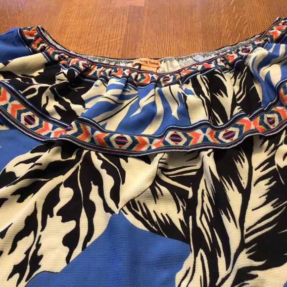 Off shoulder top by Flying Tomato with flared/ruffled sleeve. - Picture 3 of 3